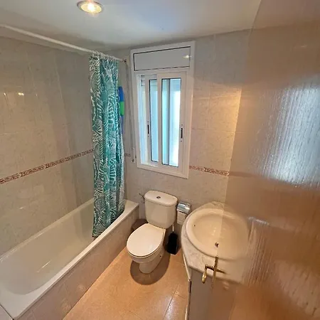 Casa En Vilafortuny Con Barbacoa Piscina Comunitaria Holiday home Cambrils